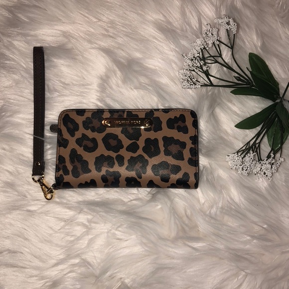 Michael Kors Handbags - Michael Kors Leopard Wristlet 🔥🔥🔥